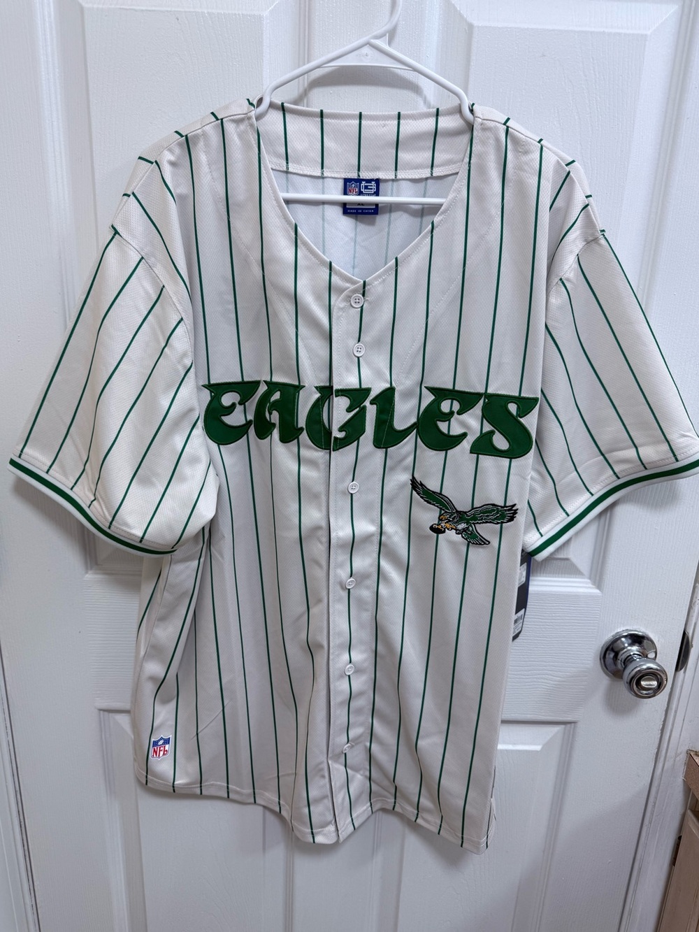 NWT Philadelphia Eagles Cream and Kelly Green Pinstripe Baseball Jersey, Size XL